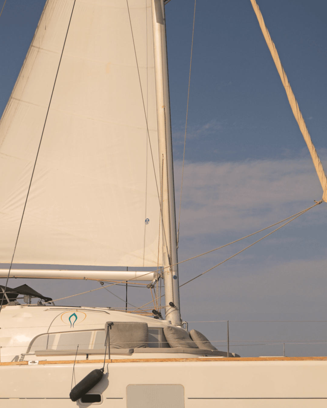 Velero navegando durante una campaña fotográfica en Málaga