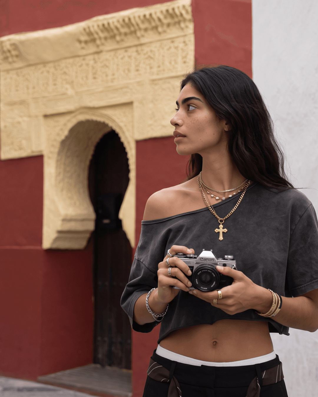 Joven fotógrafa en una localización de arquitectura andaluza
