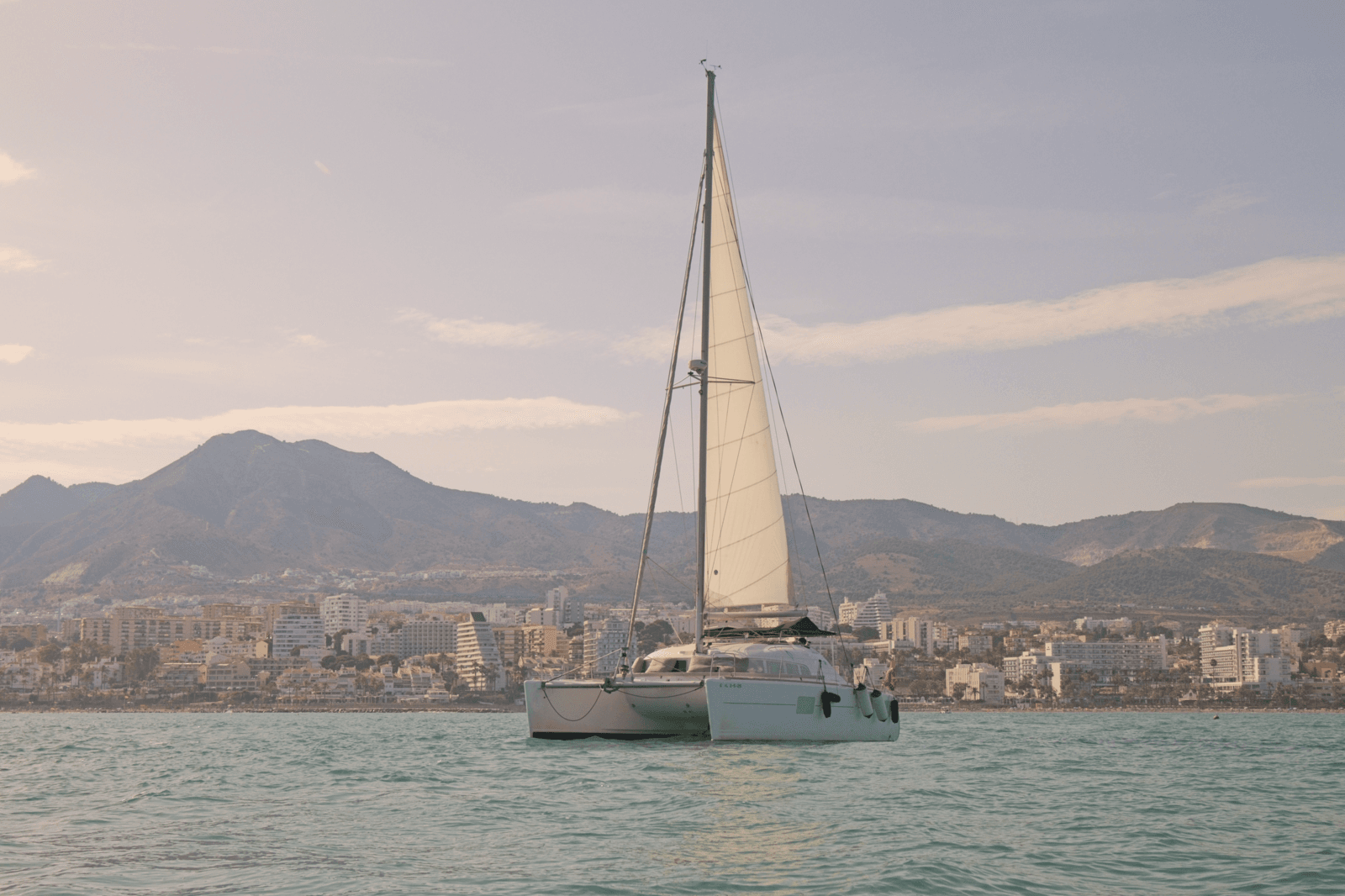 Velero frente a la costa de Málaga